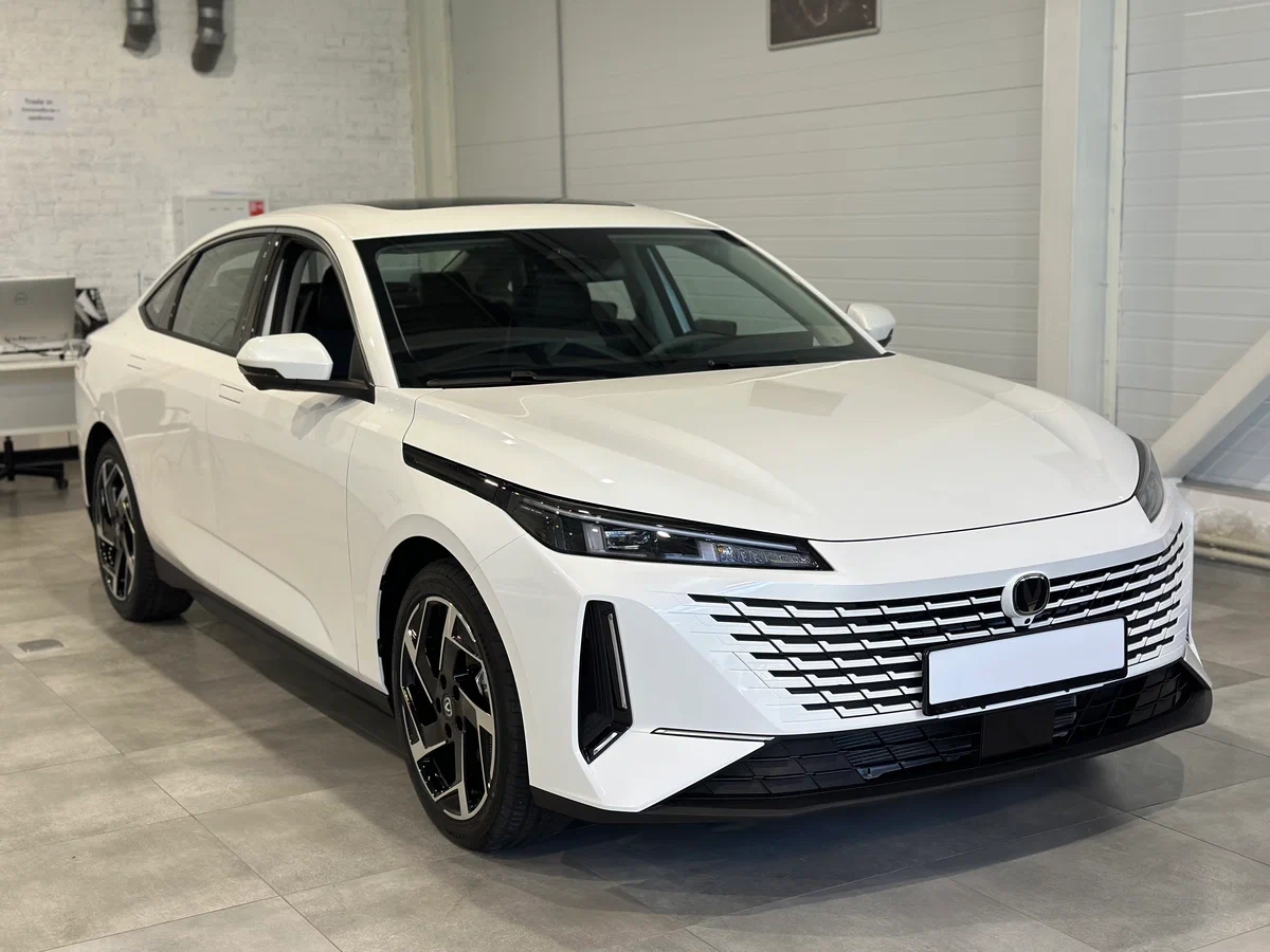 Changan Lamore с автосалона по цене от 1 758 000 рублей